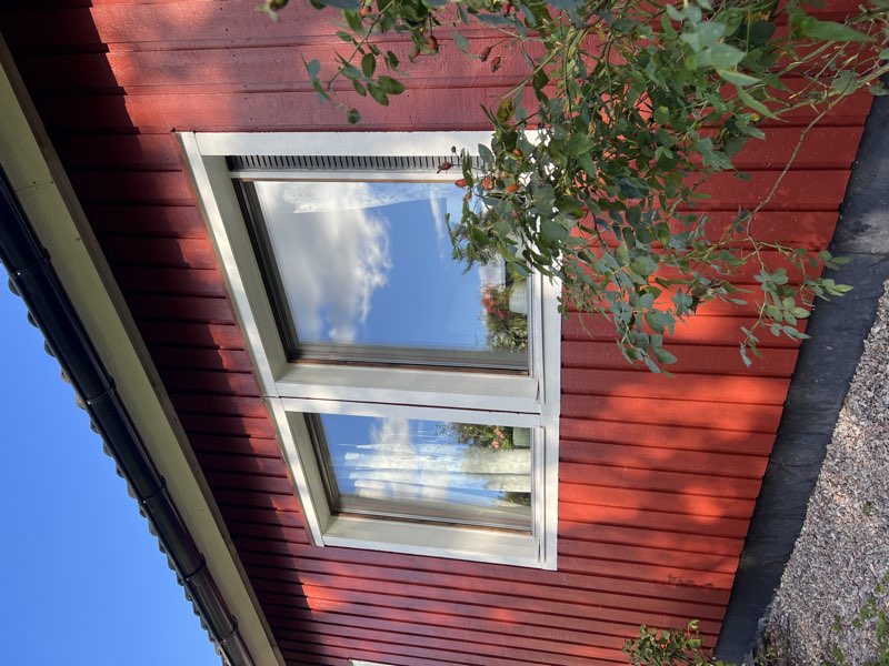 Närbild rena fönster rött hus